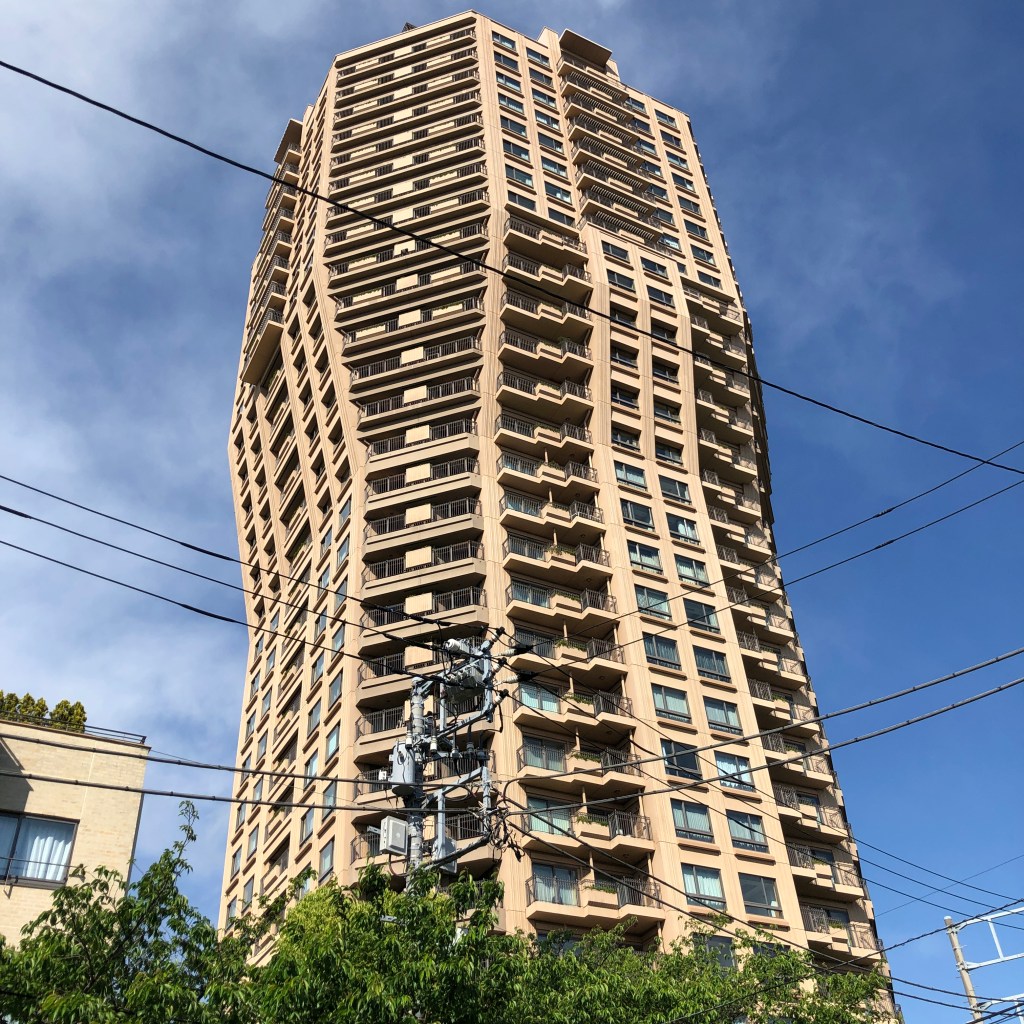 小高い丘の上のマンション