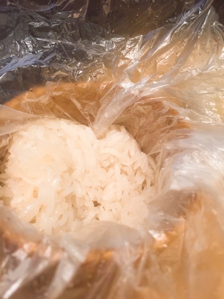 ラップに包んだしおむすびを食べていた