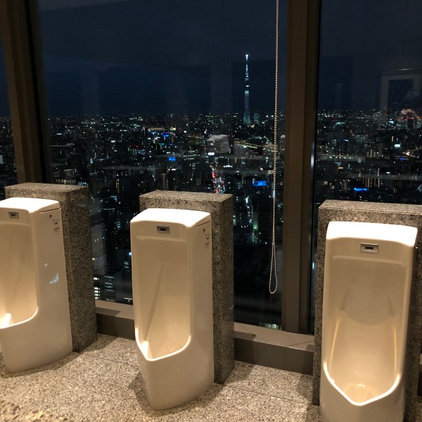 トイレの中で待機