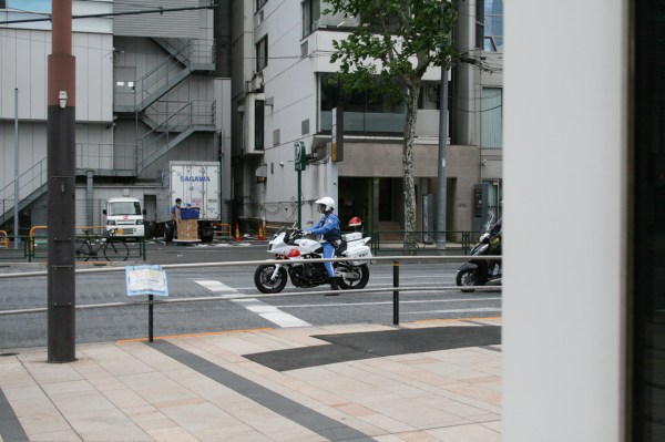 パトロール中の白バイ隊員